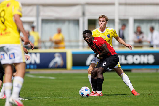 Nordic Uniteds Emmanuel Swedi och Falkenbergs Hampus