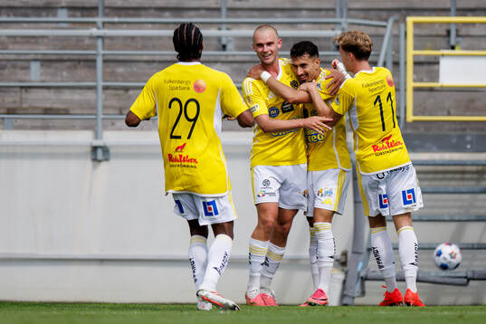 Falkenbergs Elias Mohammad jublar med laget