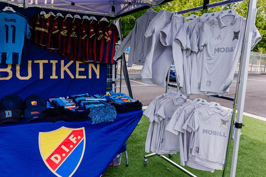Djurgårdens jubileumströja i souvenirbutiken