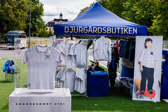 Djurgårdens souvenirbutik med jubileumströjan