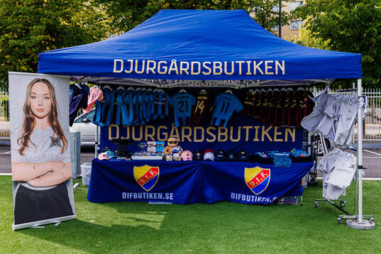 Djurgårdens souvenirbutik med jubileumströjan
