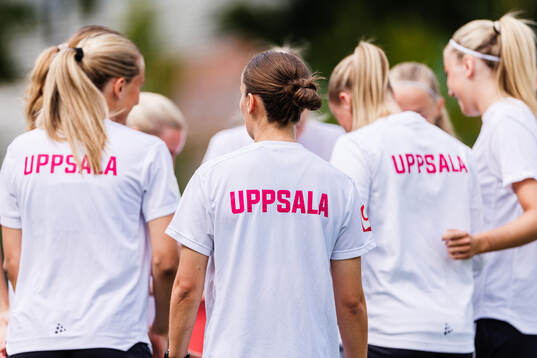 IK Uppsalas spelare med värmningströjor