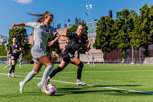 Djurgårdens Lucia Duras och IK Uppsalas Cecilia Ek