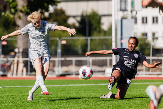 Djurgårdens Olivia Ulenius och IK Uppsalas Arsema Weldai