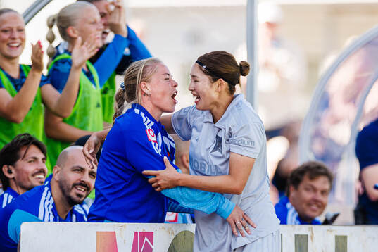 Djurgårdens Therese Åsland och Maho Hirosawa jublar