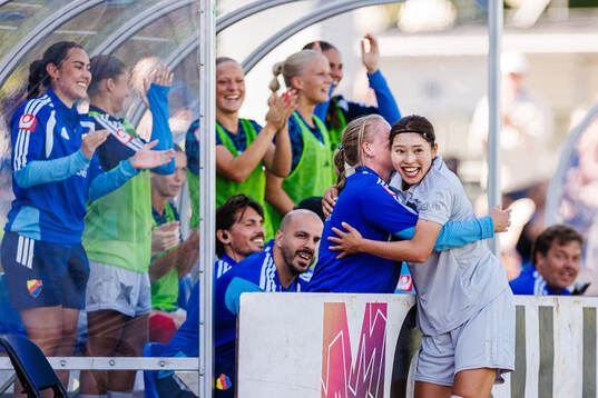 Djurgårdens Therese Åsland och Maho Hirosawa jublar