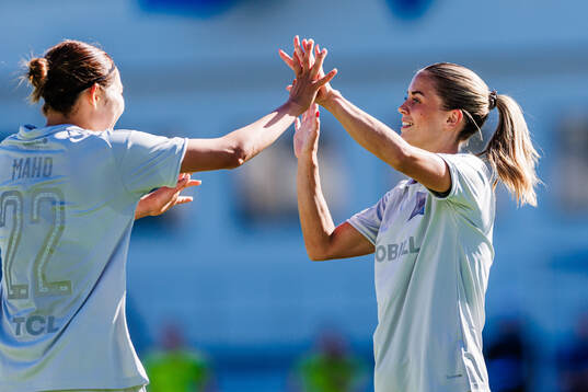 Djurgårdens Maho Hirosawa och Johanna Renmark jublar