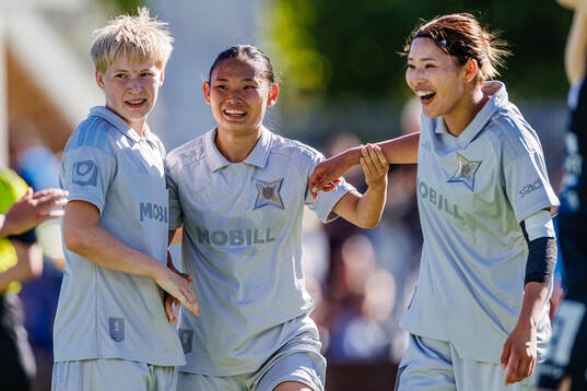 Djurgårdens Olivia Ulenius, Urara Watanabe och Maho