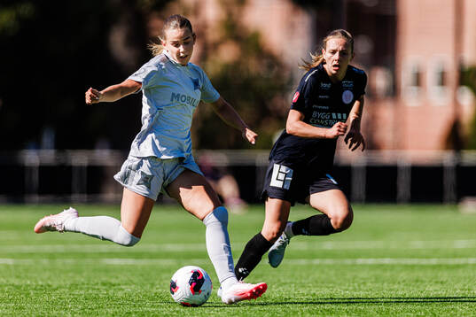 Djurgårdens Elsa Pelgander och IK Uppsalas Tora Lindskog