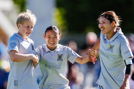 Djurgårdens Urara Watanabe (m)  jublar med Olivia Ulenius