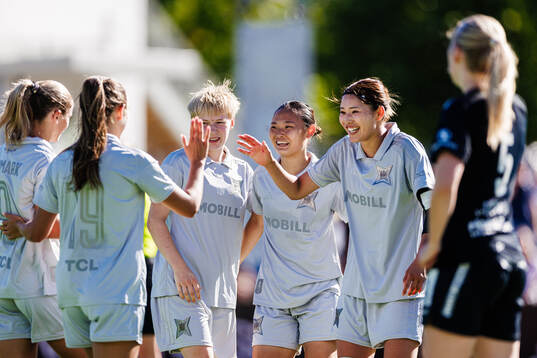 Djurgårdens Urara Watanabe (m)  jublar med Olivia Ulenius