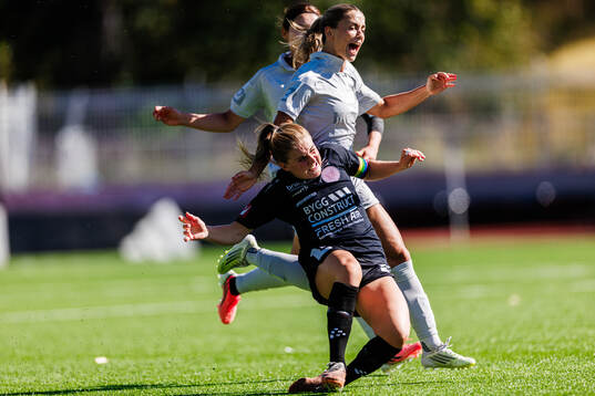 Djurgårdens Johanna Renmark och IK Uppsalas Ebba Ronquist