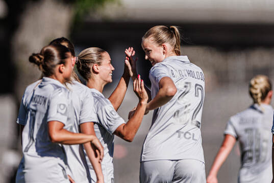 Djurgårdens Fabienne Bartholdson jublar med Johanna Renmark
