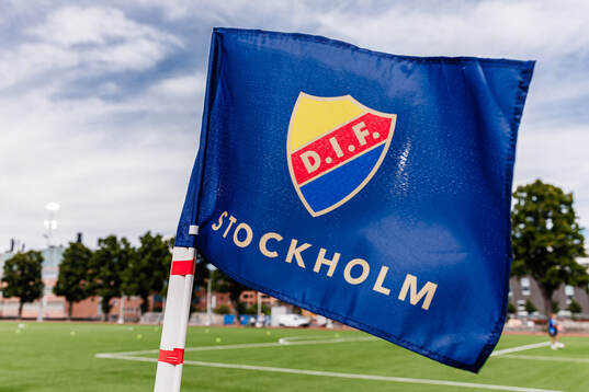 En hörnflagga med Djurgårdens klubbmärke