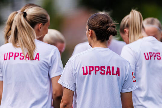 IK Uppsalas spelare med värmningströjor