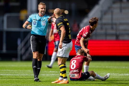 AIKs Amel Mujanic får gult kort