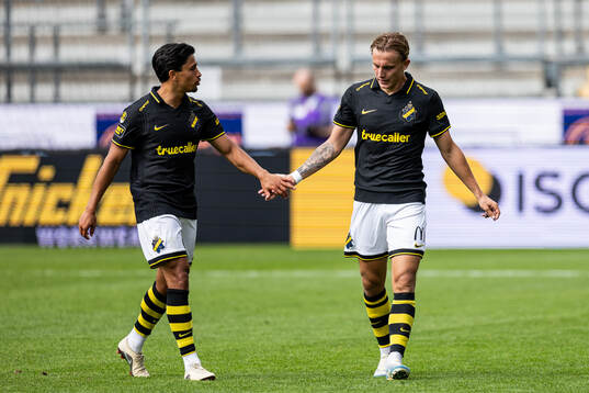 AIKs Linus Carlstrand och Lukas Bergquist jublar
