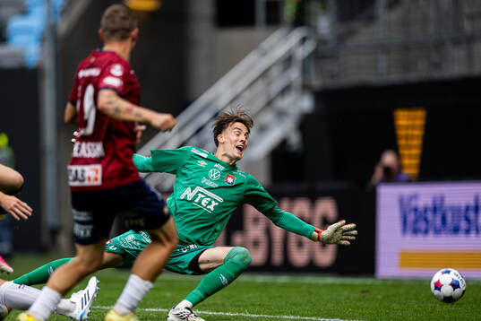 AIKs Sixten Gustafsson och Örgrytes målvakt Hampus