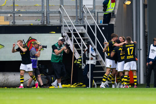 AIKs Linus Carlstrand jublar