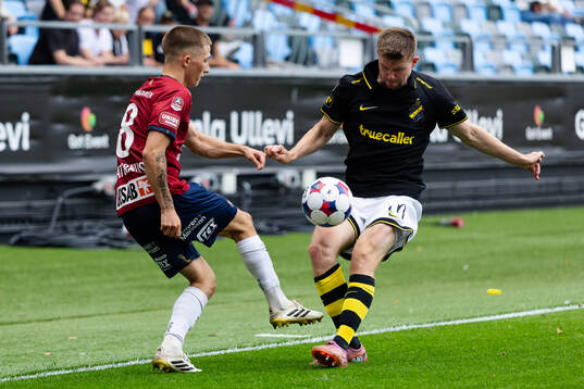 Örgrytes Benjamin Laturnus och AIKs Mads Døhr Thychosen
