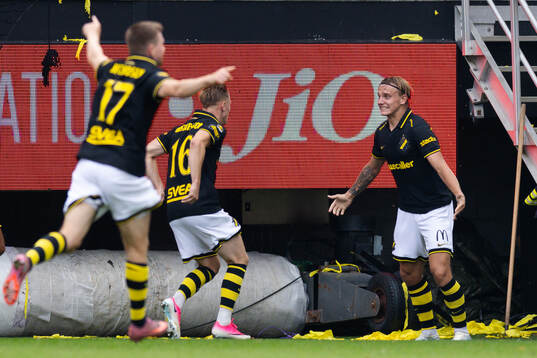 AIKs Linus Carlstrand jublar