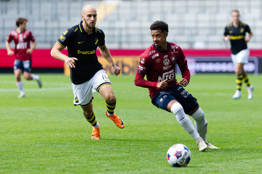 AIKs Amel Mujanic och Örgrytes Tobias Sana