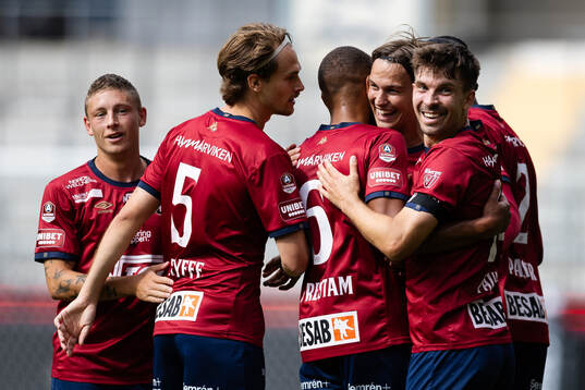 Örgrytes Noah Christoffersson jublar med lagkamrater