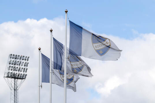 Flaggor med IFK Norrköpings klubbmärke på