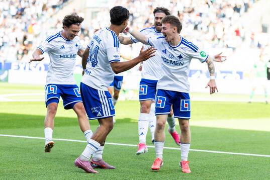IFK Norrköpings Noel Sernelius jublar med lagkamrater