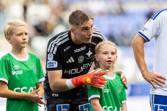 IFK Norrköpings målvakt Theo Krantz med sin lillasyster