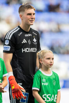 IFK Norrköpings målvakt Theo Krantz med sin lillasyster