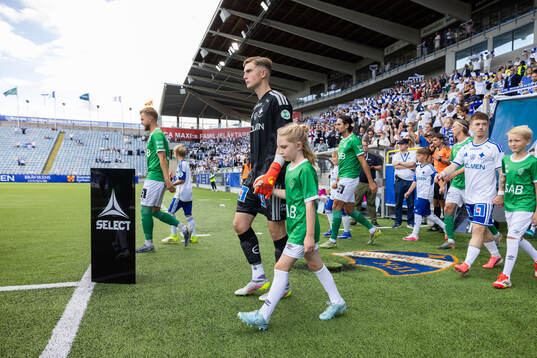 IFK Norrköpings målvakt Theo Krantz med sin lillasyster