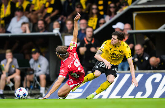 Elfsborgs Arber Zeneli och Mjällbys Ian Hoffmann