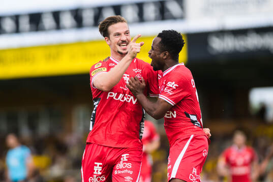 Elfsborgs Simon Olsson jublar och Momoh Ibrahim Kamara