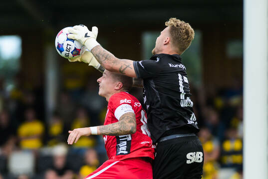 Elfsborgs Sebastian Holmén och Mjällbys målvakt Robin