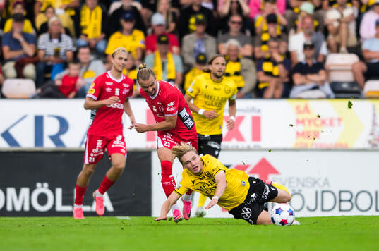 Elfsborgs Niklas Hult och Mjällbys Jeppe Kjaer