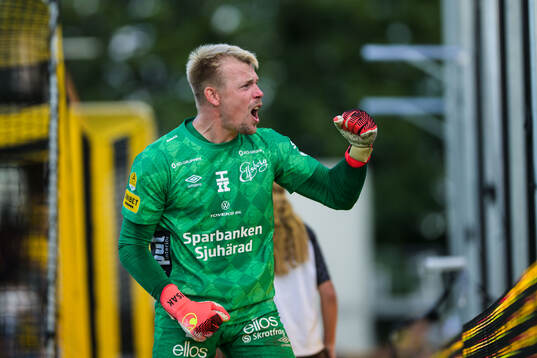 Elfsborgs målvakt Isak Pettersson jublar