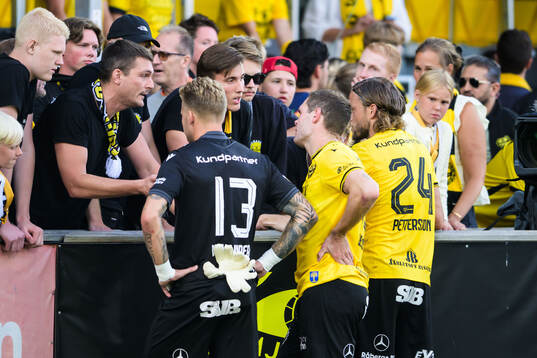 Mjällbys målvakt Robin Wallinder, Jacob Bergström och