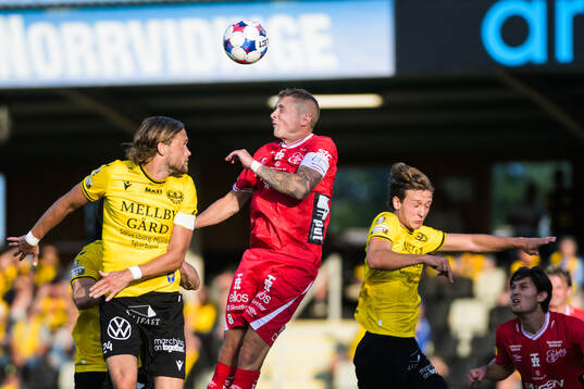 Mjällbys Tom Pettersson och Elfsborgs Sebastian Holmén
