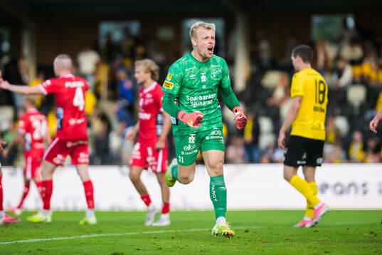 Elfsborgs målvakt Isak Pettersson jublar