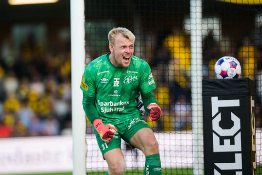 Elfsborgs målvakt Isak Pettersson jublar