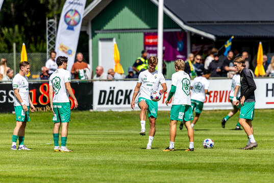 Ljungskiles  spelare värmer upp