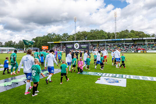 Oddevolds och Ljungskiles spelare marscherar in