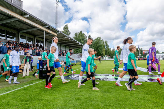 Oddevolds och Ljungskiles spelare marscherar in