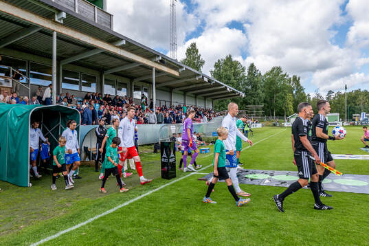 Oddevolds och Ljungskiles spelare marscherar in