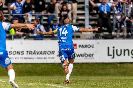 Oddevolds Gabriel Sandberg har gjort 0-1 och jublar