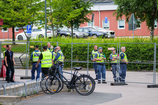 Väktare och avspärrningsstaket