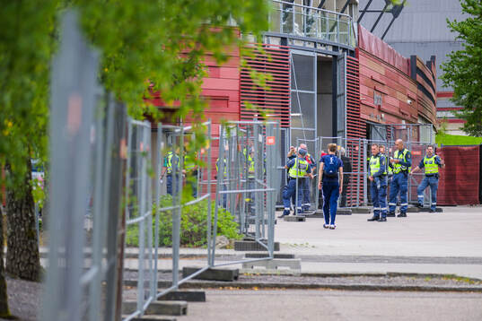 Väktare och avspärrningsstaket