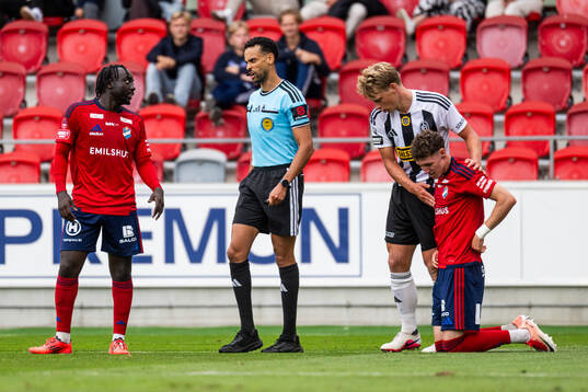 Östers Kalipha Jawla och domare Farouk Nehdi