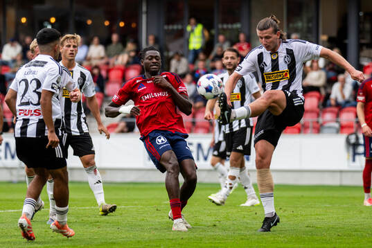 Östers Kingsley Gyamfi och Landskronas Andreas Murbeck